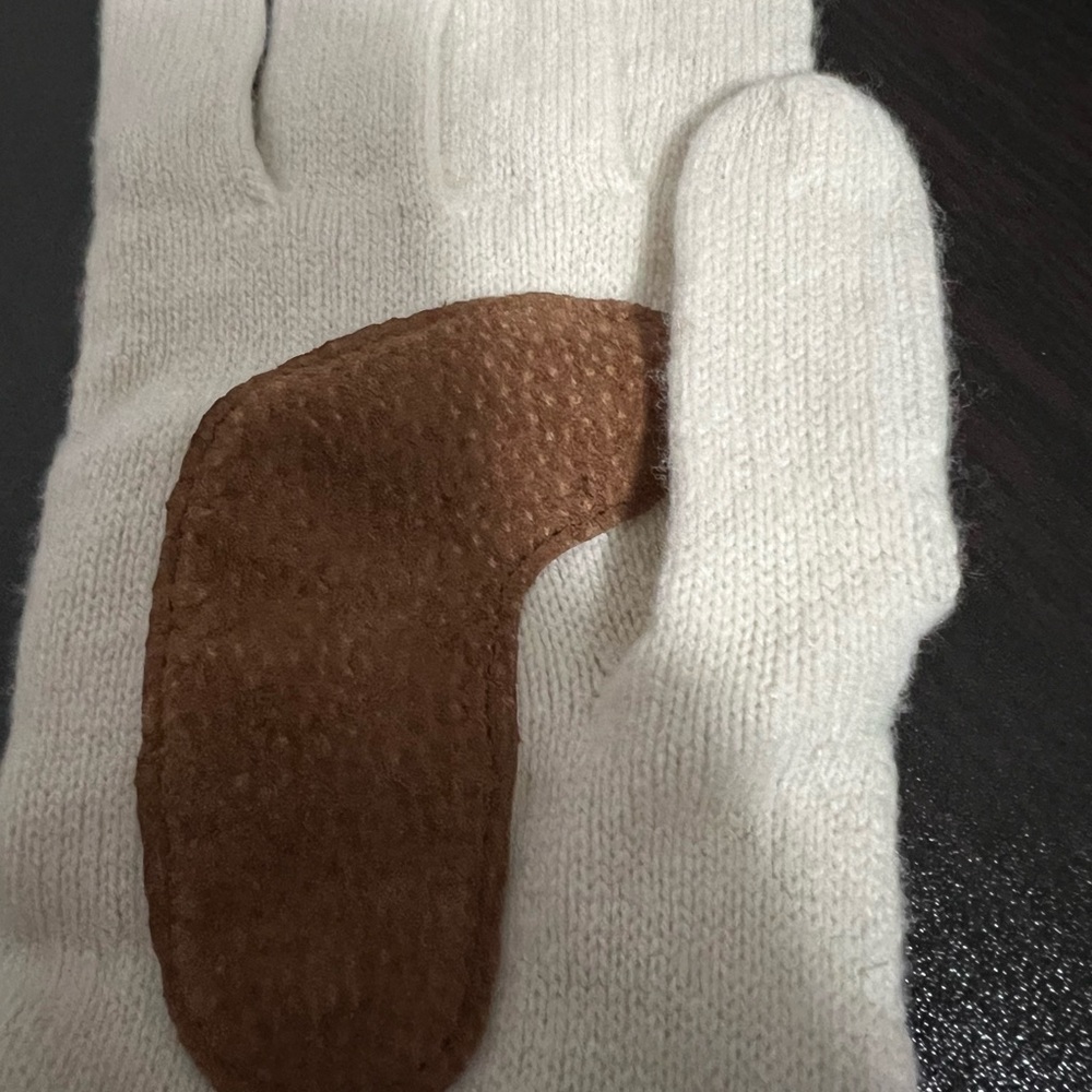 NWT Cream/Ivory woman’s knit gloves - Picture 4 of 4